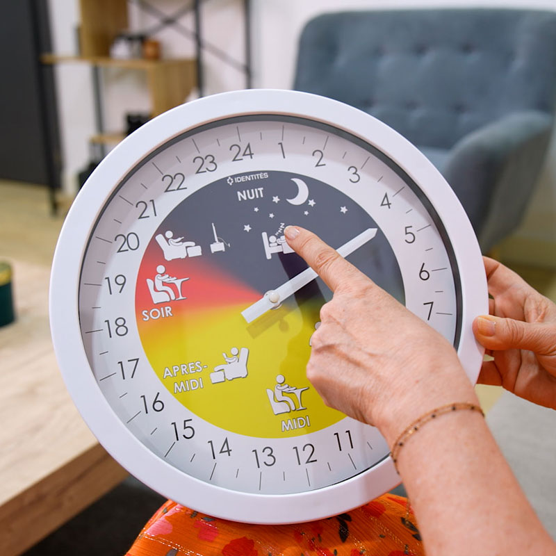 Horloge 24 heures avec pictogrammes clairs et coloris contrastés pour faciliter la lecture du temps.