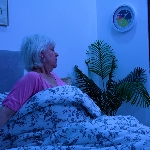 Horloge 24 heures accrochée près du lit, repère visuel utile pour se situer au moment du coucher.