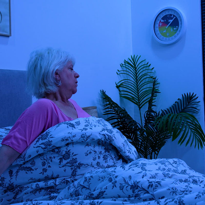 Horloge 24 heures accrochée près du lit, repère visuel utile pour se situer au moment du coucher.