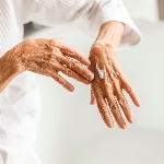 Application de la crème Cutafactine Rivadouce sur les mains - réf. 428027