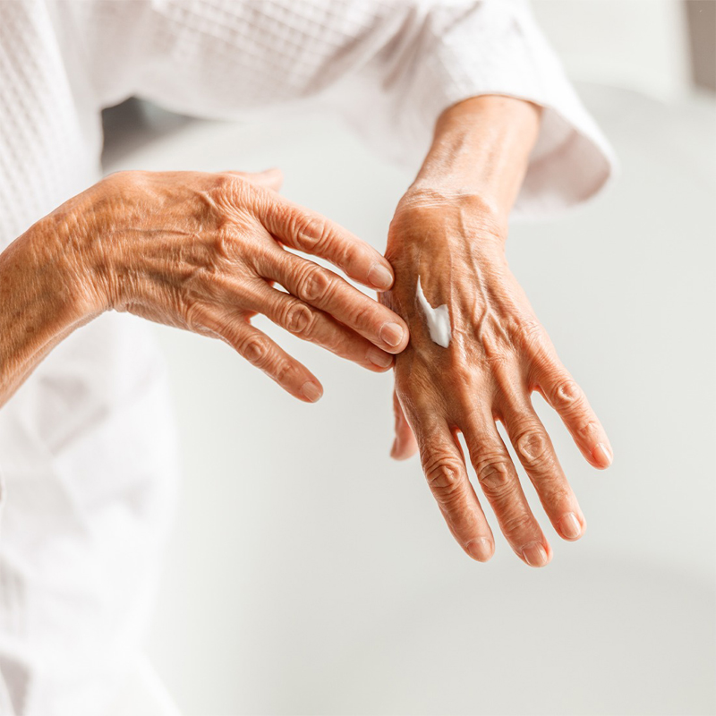 Application de la crème Cutafactine Rivadouce sur les mains - réf. 428027