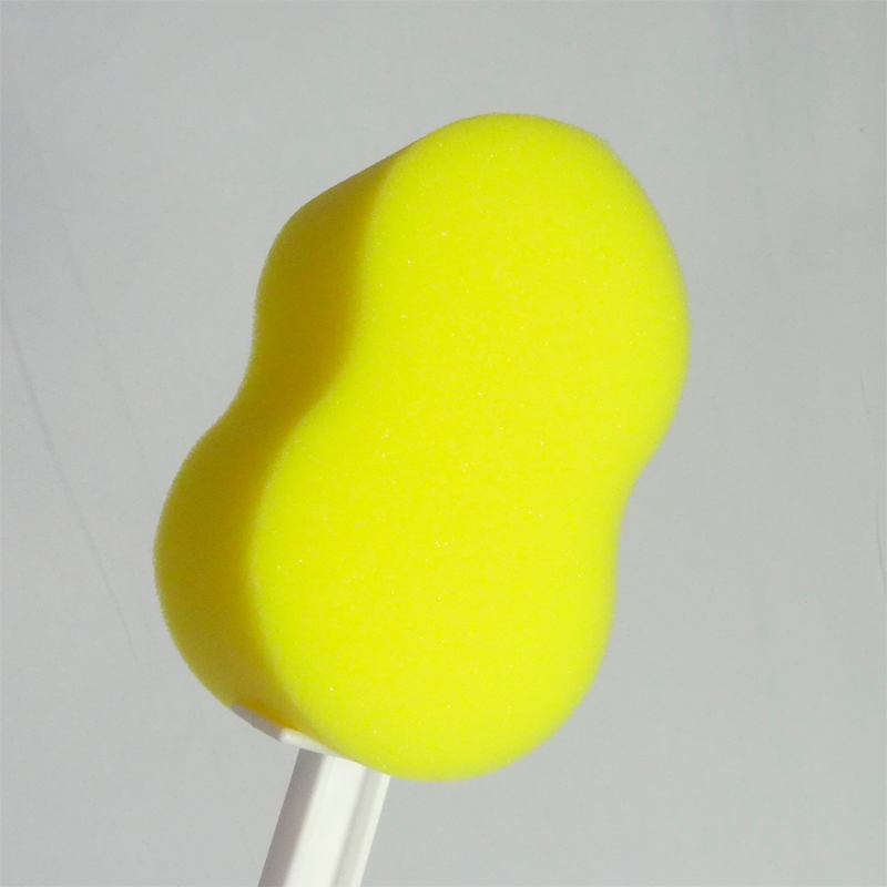 Gros plan sur l'éponge jaune de l'éponge à manche anatomique - réf. 812079