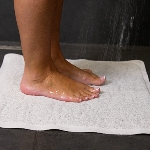 Tapis de douche blanc Abtigua qui évite les glissades