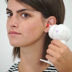Femme qui utilise l'Aspir'oreille