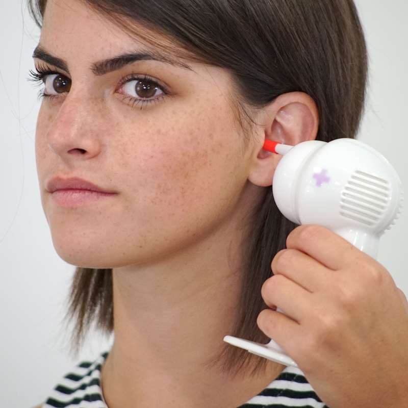 Femme qui utilise l'Aspir'oreille