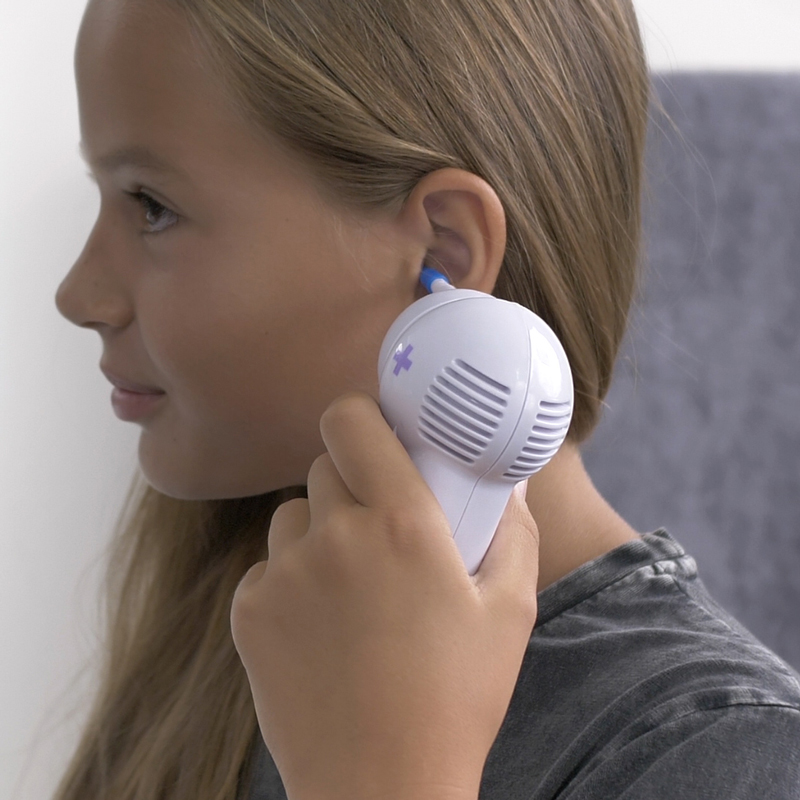 Fille qui utilise l'Aspir'oreille
