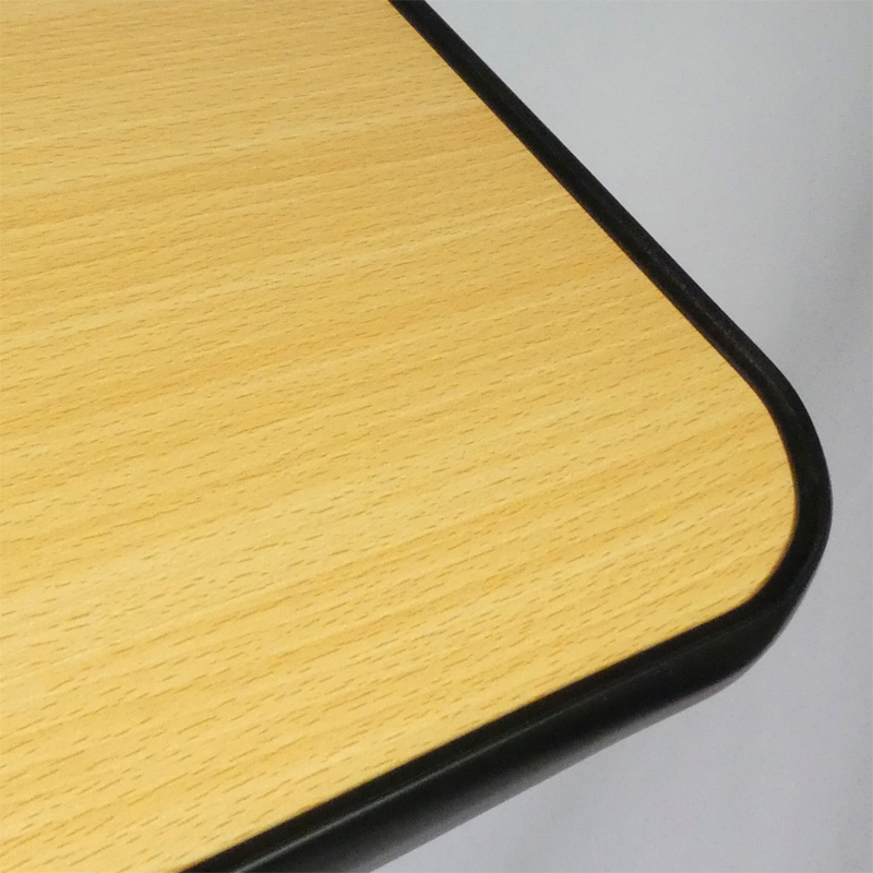 Gros plan sur le plateau mélaminé et son bord caoutchouc de la table de lit Simplex - réf. 823155