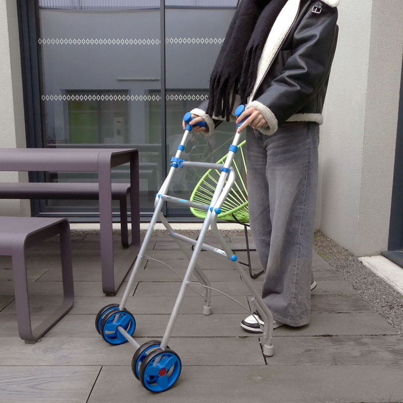 Notre déambulateur Air 2 roues est idéal autant pour l'intérieur que l'extérieur