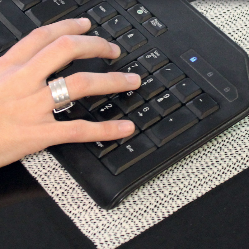 Sous-tapis antiglisse, sous un clavier