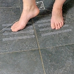 Bandes antidérapantes adhésives installées au fond d'une douche - réf. 812060