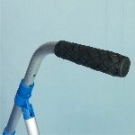 Poignée anatomique antidérapante du rollator 2 roues pivotantes Ara-D bleu - réf. 826223BLEU
