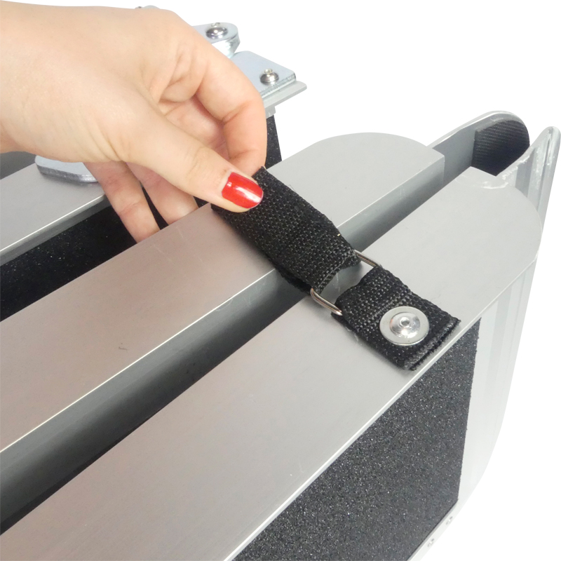 Détail de la fixation par sangle velcro de la rampe Ergo Easy pliable - réf. 825049
