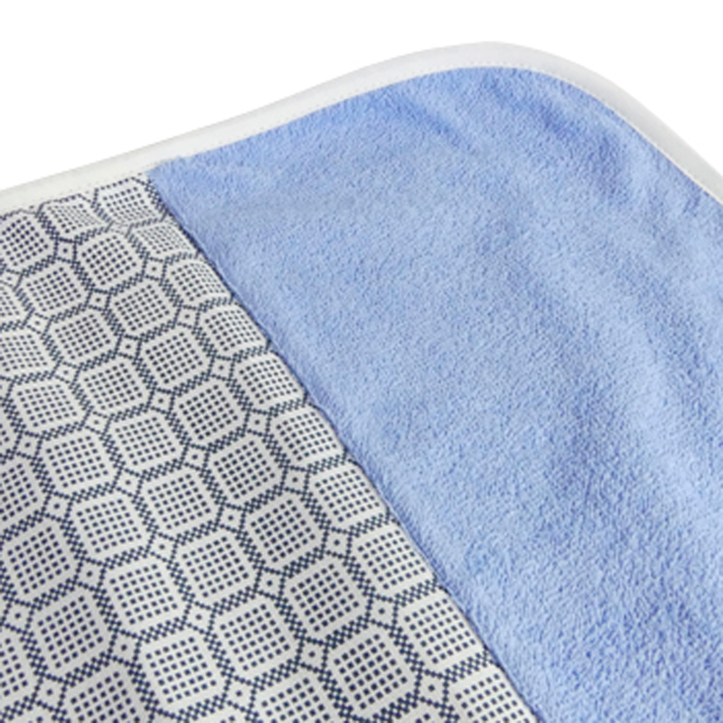 Détail du bas éponge absorbant bleu de la serviette adulte