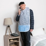 Senior portant une grande serviette de table à bas éponge bleu