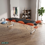 Table de massage KinLight dépliée dans un cabinet de soins, piétement aluminium - réf. 827009