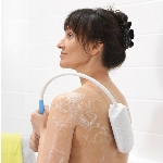 Utilisation de l'éponge pour le dos Beauty pour se laver le dos et les épaules - réf. 819026