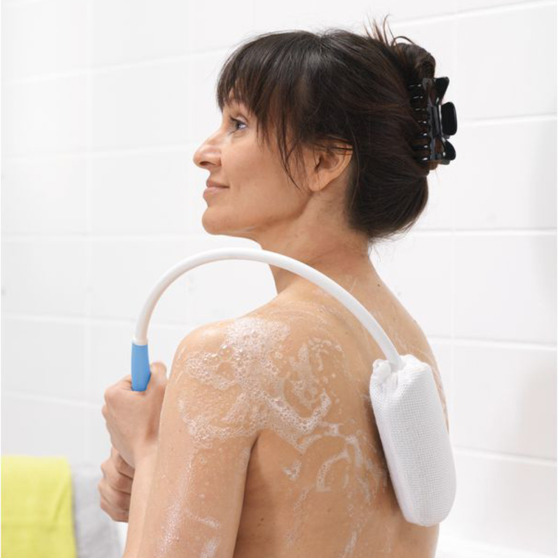Utilisation de l'éponge pour le dos Beauty pour se laver le dos et les épaules - réf. 819026