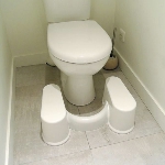 Marchepied position naturelle installé devant des toilettes - réf. 811145