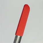 Gros plan sur le manche mousse rouge du chausse-pied long en métal - réf. 819144