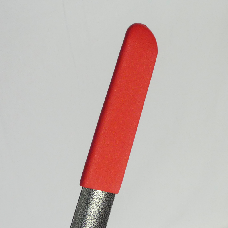 Gros plan sur le manche mousse rouge du chausse-pied long en métal - réf. 819144