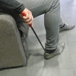 Utilisation du chausse-pied long en métal en position assise - réf. 819144