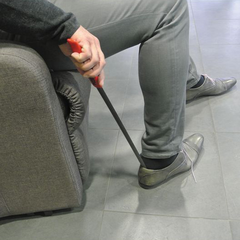 Utilisation du chausse-pied long en métal en position assise - réf. 819144
