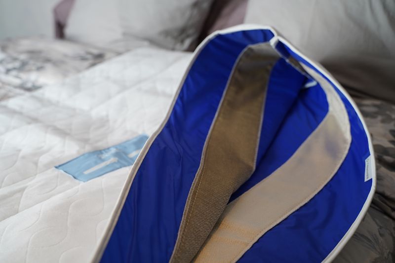 Couverture anti-glisse au lit