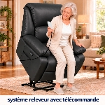 Femme senior se relevant du fauteuil releveur à l’aide de la télécommande