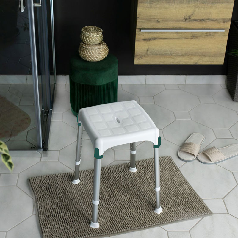 Tabouret de douche Capri compact installé dans une salle de bain