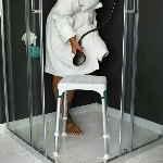 Tabouret de douche Capri compact utilisé sous la douche