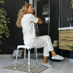 Femme senior assise sur le tabouret de douche Capri compact