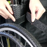 Fixation velcro du sac pour fauteuil Prowheel à l'arrière du fauteuil roulant - réf. 114043