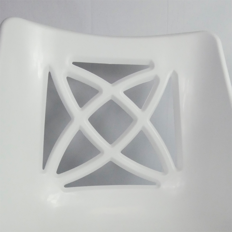 Gros plan sur le motif ajouré du dossier du fauteuil de bain pivotant Stromboli - réf. 812048