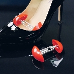 Mini-extenseurs pour chaussures agrandissent la largeur
