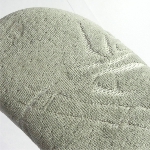 Gros plan sur la broderie et la texture de la housse en velours du coussin de nuque Vegelya - réf. 8