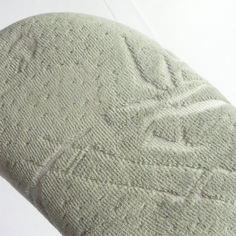 Gros plan sur la broderie et la texture de la housse en velours du coussin de nuque Vegelya - réf. 8