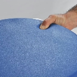 Gros plan sur l'assise rembourrée du tabouret de douche pivotant Santorin - réf. 812191
