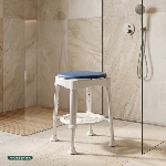 Utilisation du tabouret de douche pivotant Santorin dans une douche - réf. 812191