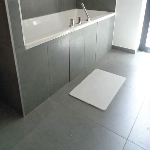 Utilisation de la sortie de bain en diatomite gris perle dans une salle de bain - réf. 817272