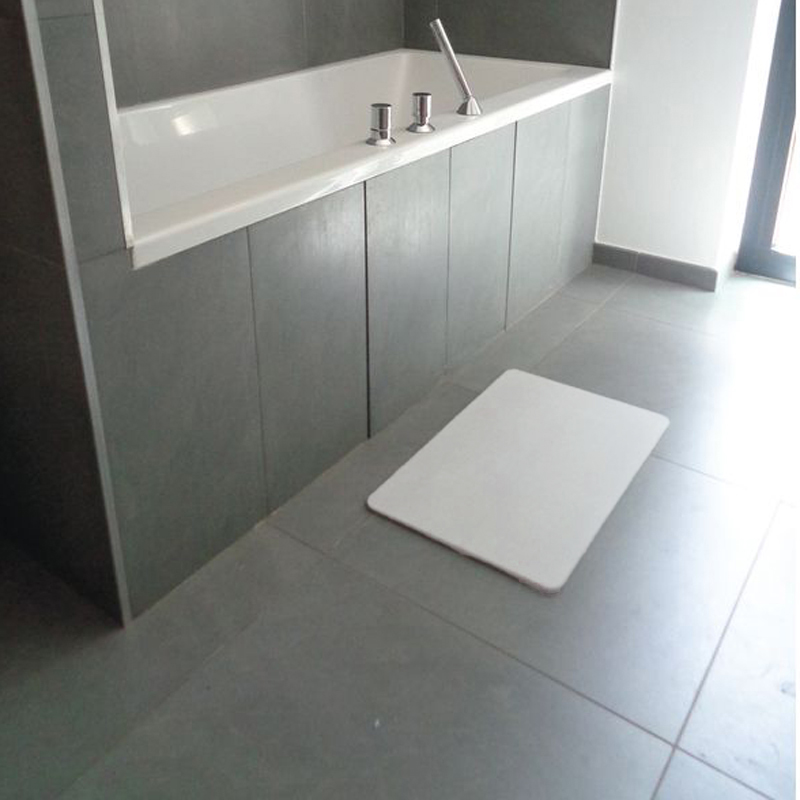 Utilisation de la sortie de bain en diatomite gris perle dans une salle de bain - réf. 817272