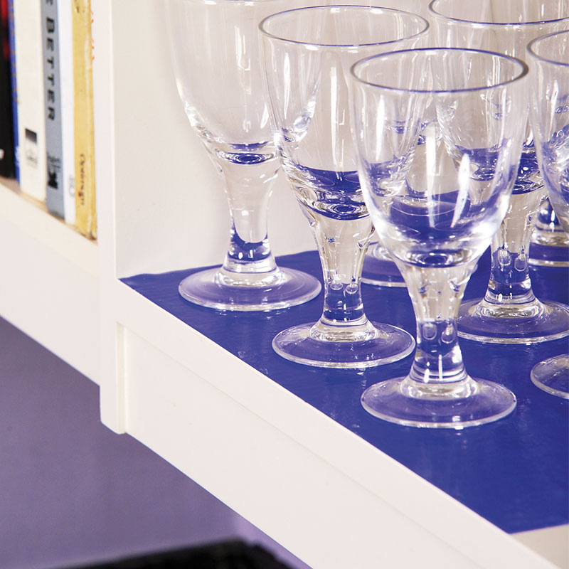 Antidérapant Dycem bleu posé sur une étagère pour stabiliser des verres à pied