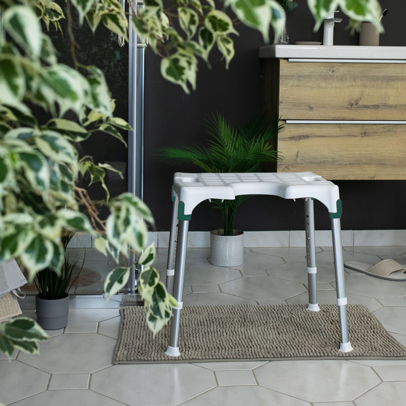 Le modèle Capri Anatomique dispose d'une assise large et confortable pour la douche