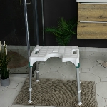 Le siège de douche Capri Anatomique facilite l'hygiène intime grâce à son assise découpée