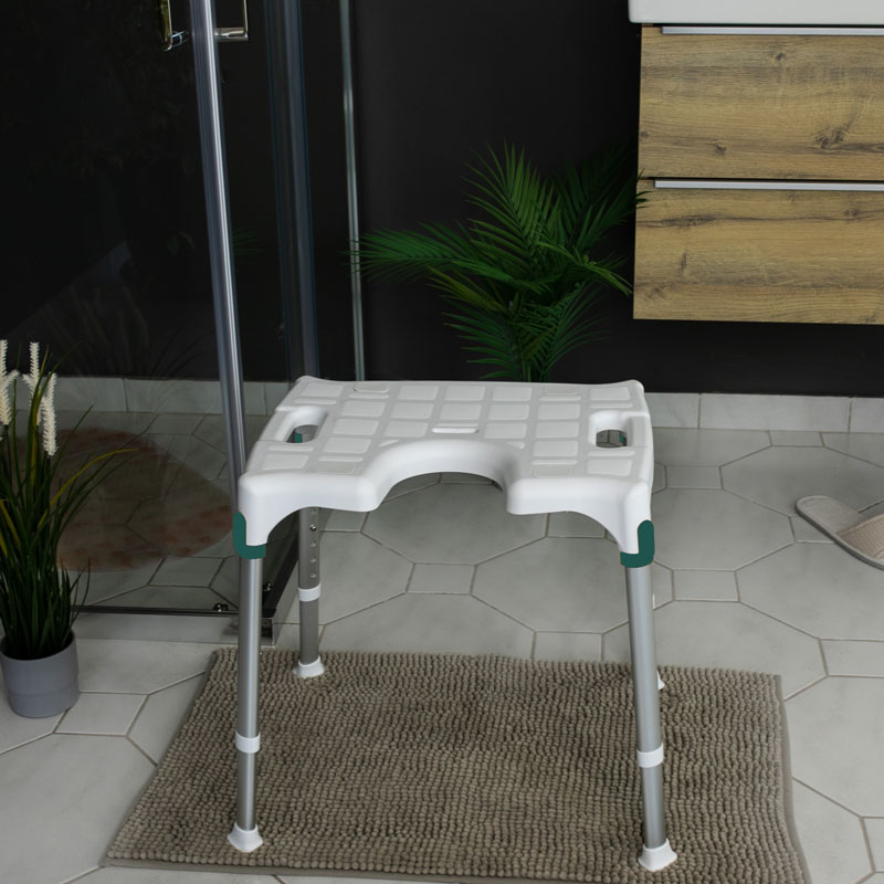 Le siège de douche Capri Anatomique facilite l'hygiène intime grâce à son assise découpée