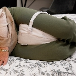 Le coussin LEGLIFT VEGELYA modèle PLUS a une sangle pour maintenir entre les jambes