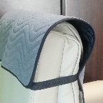 Détail du système de fixation par lanière élastique au niveau de l'appui-tête du fauteuil
