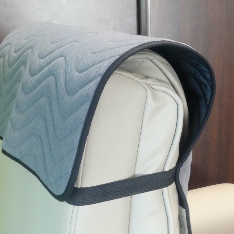Détail du système de fixation par lanière élastique au niveau de l'appui-tête du fauteuil