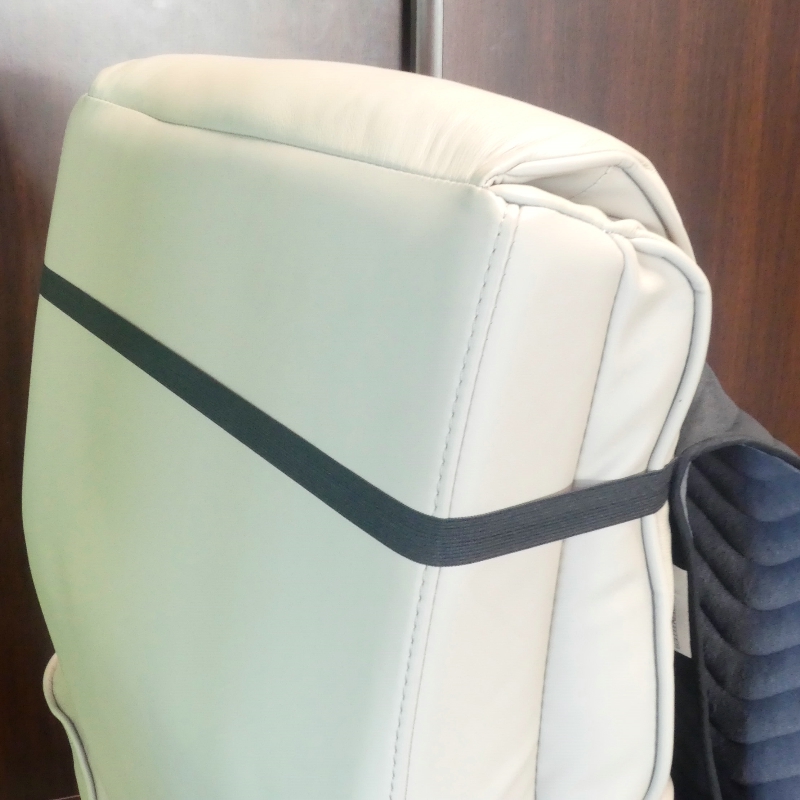 Lanière élastique de maintien fixée à l'appui-tête du fauteuil