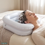 Femme allongée sur un lit se faisant shampouiner avec la cuvette pour shampooing gonflable - réf. 81
