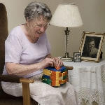 Utilisation du cube d'activités motrices pour stimuler la motricité fine - réf. 842005